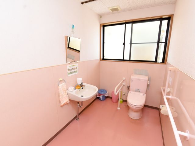 バリアフリー設計のトイレ トイレ 手すり付きで安全に配慮された清潔なトイレ空間です。利用者の自立支援も考えた設計となっております。