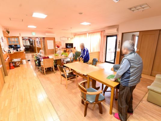 明るい共用ダイニングスペース