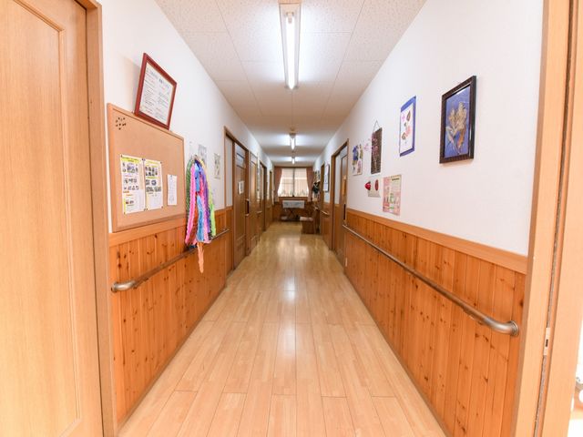 明るく清潔な廊下 廊下 手すり付きで安全を考慮した廊下です。壁には掲示物や飾りがあり、温かみのある雰囲気を醸し出しております。