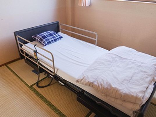 シンプルな居室のベッド  
