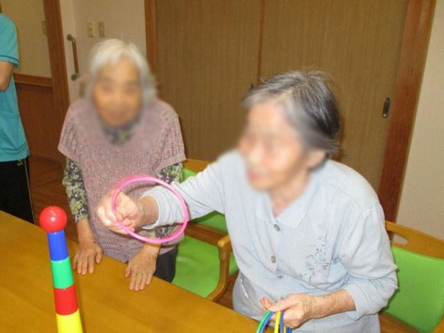 楽しいアクティビティの様子 多目的室 入居者同士で、和気あいあいと輪投げを楽しんでいる様子です。リラックスできる雰囲気の中で活動ができます。