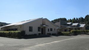 緑に囲まれた外観