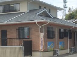 明るい外観の建物