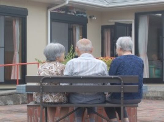 中庭でくつろぐ老人たち