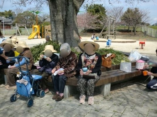 中庭で憩う人々