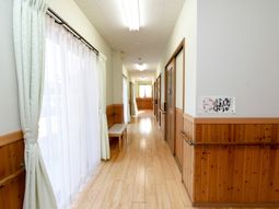 明るい廊下と掲示物