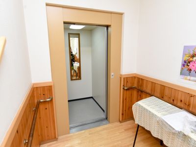 廊下のエレベーター入口