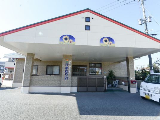 明るい外観の入口