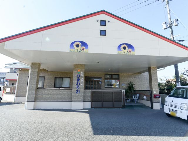 明るい外観の入口