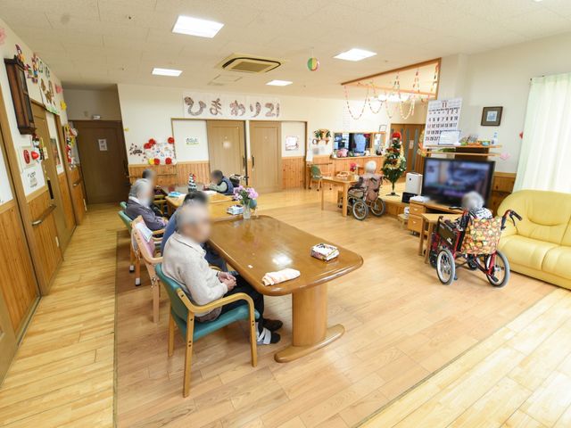 共有リビングの様子 共有スペース 広々としたリビングでは、利用者がリラックスしながら過ごしており、コミュニケーションも活発です。