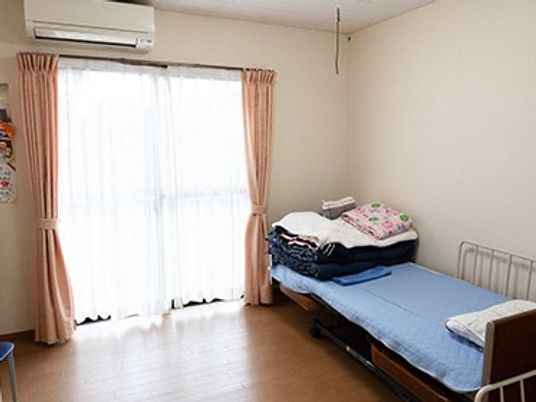 明るい居室のベッド  