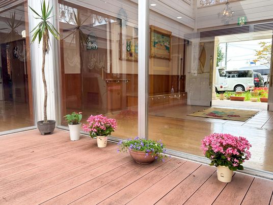 花が飾られたエントランス