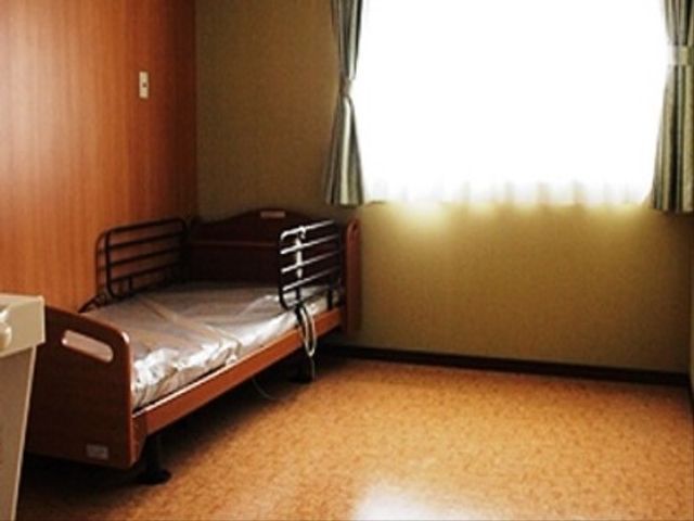 居室の様子 居室 ゆったりとしたベッドスペースが確保されており、明るい窓辺でのくつろぎ時間をイメージいただけます。