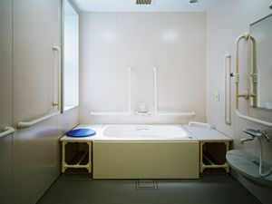 手すり付き浴室  