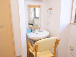 清潔な洗面台とイス