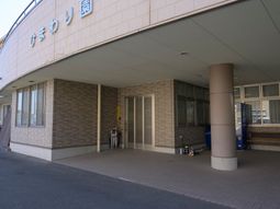 明るいエントランス外観