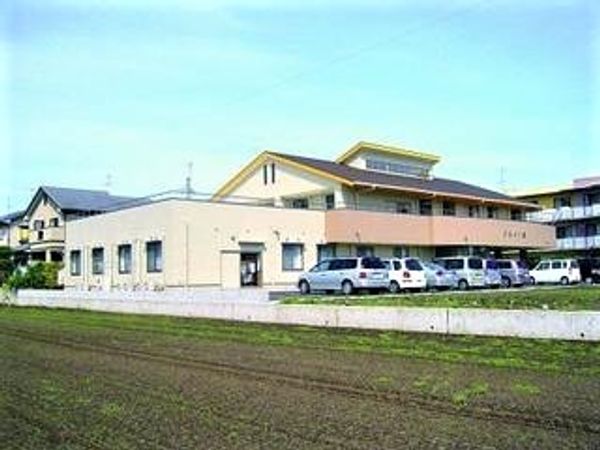 広々とした建物全景
