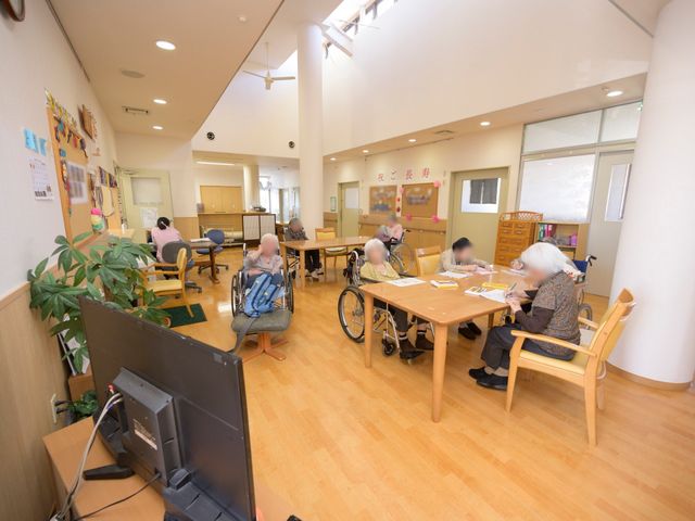 共有スペースでの活動シーン リビング 居心地の良い多目的室で、入居者様がそれぞれの趣味や手仕事に熱中されています。ゆったりとした空間で、自分の時間を大切に過ごせる環境があります。
