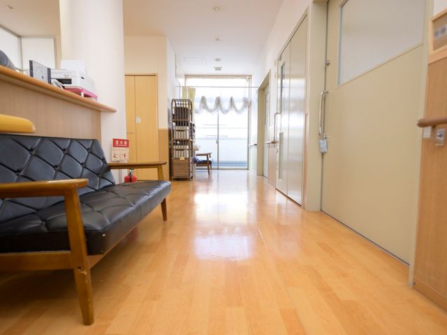 快適な施設の廊下 廊下 床が木目調で、落ち着いた色合いの廊下です。皆さんが快適に過ごせるよう、清潔感のあふれる環境が整っています。