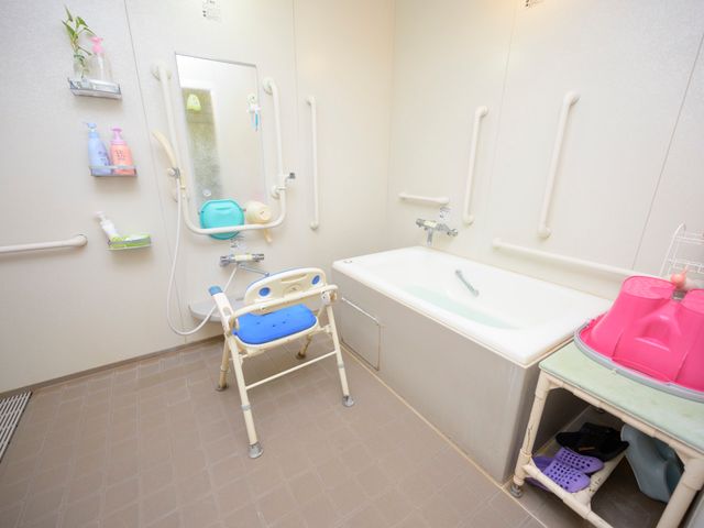 手すり付きの浴室 浴室 安心してご利用いただける手すりやシャワーチェアを完備した清潔な浴室です。安全に配慮された設計で、日々の快適な暮らしをサポートします。