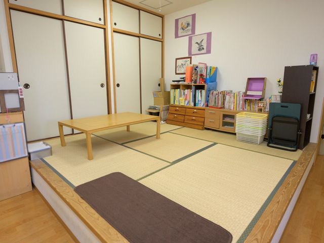 居心地の良い和室 和室 落ち着いた雰囲気の個室です。大きめの窓と和室の造りが、心地よい個人の空間を提供しています。