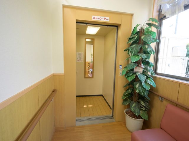 エレベーター前の通路 エレベータ― 利便性を重視した設計のエレベーター前です。手すりが備えられ、安全に移動ができるようになっております。