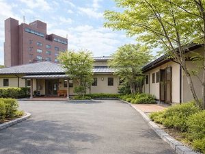 木々に囲まれた建物の外観