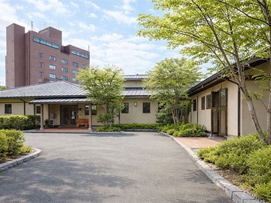 木々に囲まれた建物の外観