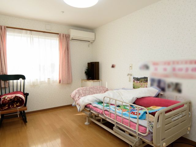 居心地の良い居室 居室 明るく清潔感のある個室では、個々の生活スタイルに合わせた空間作りが可能です。ゆったりとした時間をお過ごしいただける環境が整っています。
