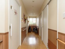明るい施設の廊下