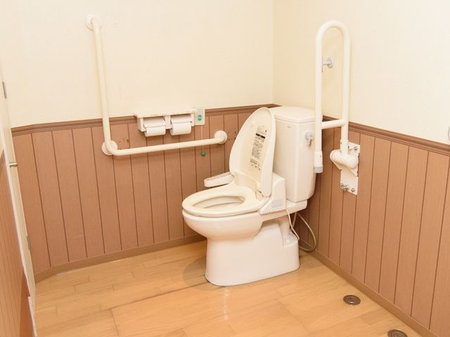 バリアフリートイレ設備 トイレ 安全な使用を支える手すりがついた清潔なトイレです。快適にお過ごしいただける配慮がされています。