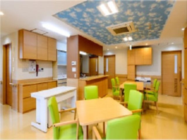 明るい共有の食堂 共有スペース 広々とした食堂は、自然光がたっぷりと差し込むリラックスできる空間です。利用者さまの食事や交流の場として活用されています。