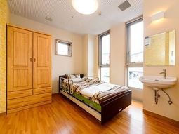 明るい居室の様子