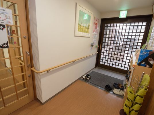 エントランスの手すりと靴箱