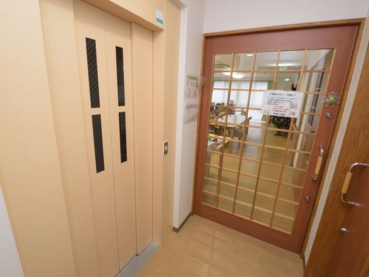 明るい廊下と食堂の入口