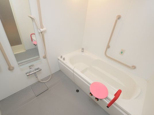 バリアフリー設計の浴室