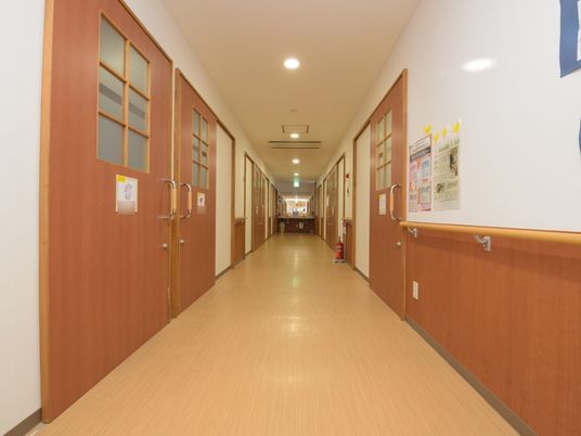 広々とした明るい廊下
