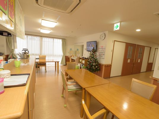 広々とした温かみのある食堂