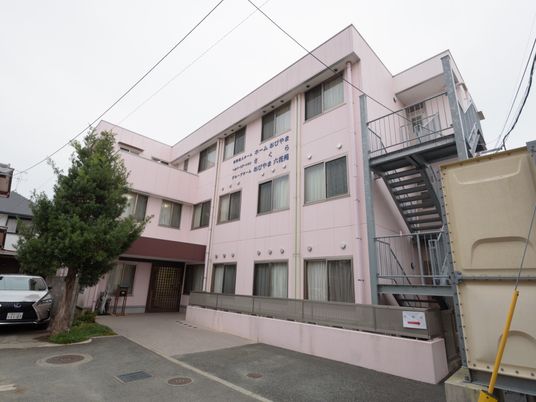 ピンク色の建物外観