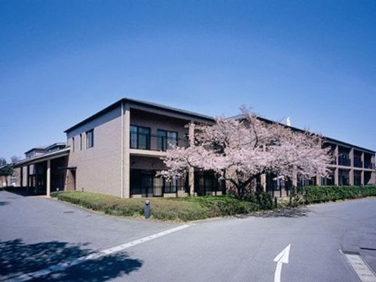 桜が見える施設外観  