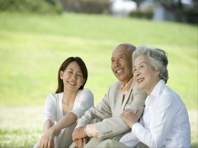 笑顔の3人座る庭
