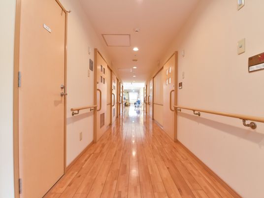 木目調の床の明るい廊下