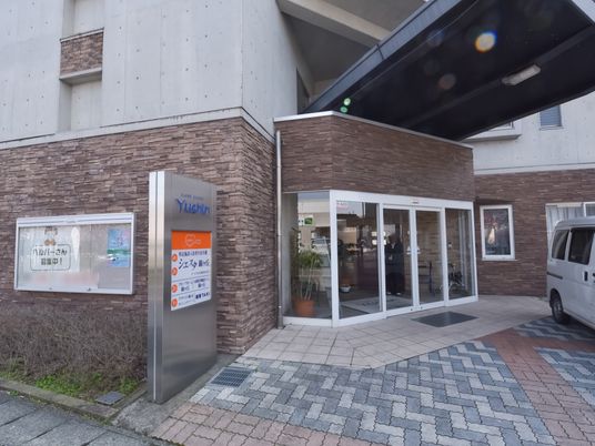 明るいケア施設エントランス