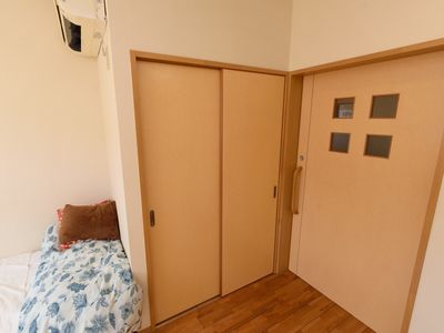 居室のドアとベッド