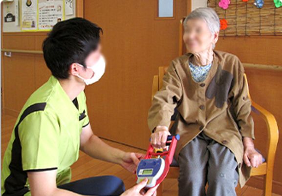 体操する女性と介護士