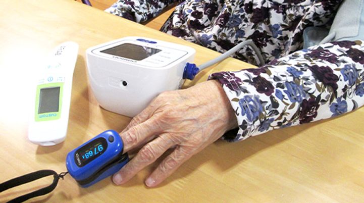 健康チェック用機器と手元