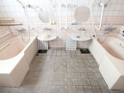 バリアフリー設計の浴室