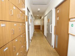 清潔な木目調廊下