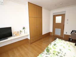 明るい居室の様子