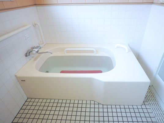 バリアフリー設計の浴室